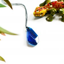 Granatowy wisiorek w kształcie kryształu handmade niebieski kryształ 4,5 cm