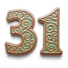 numer domu, cyfra 3 i 1 zielone z brązowymi ornamentami
